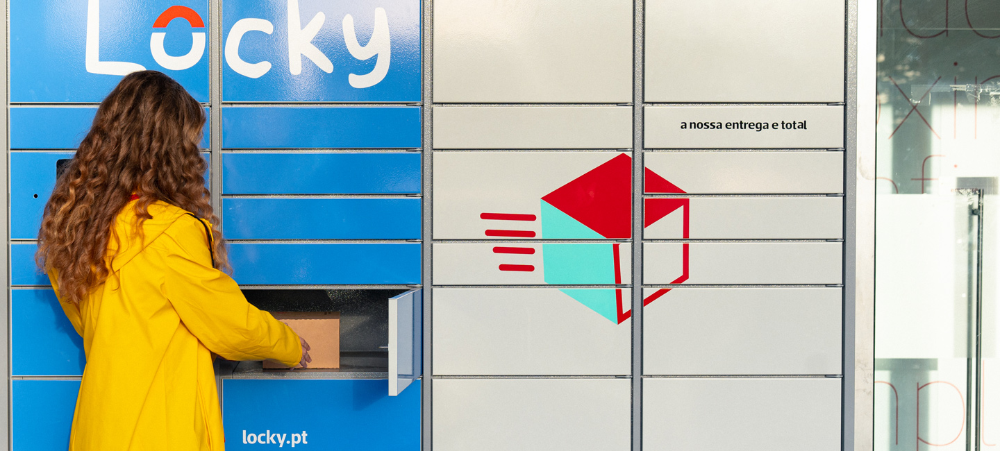 Chica de espaldas retirando un paquete de una taquilla Locky.