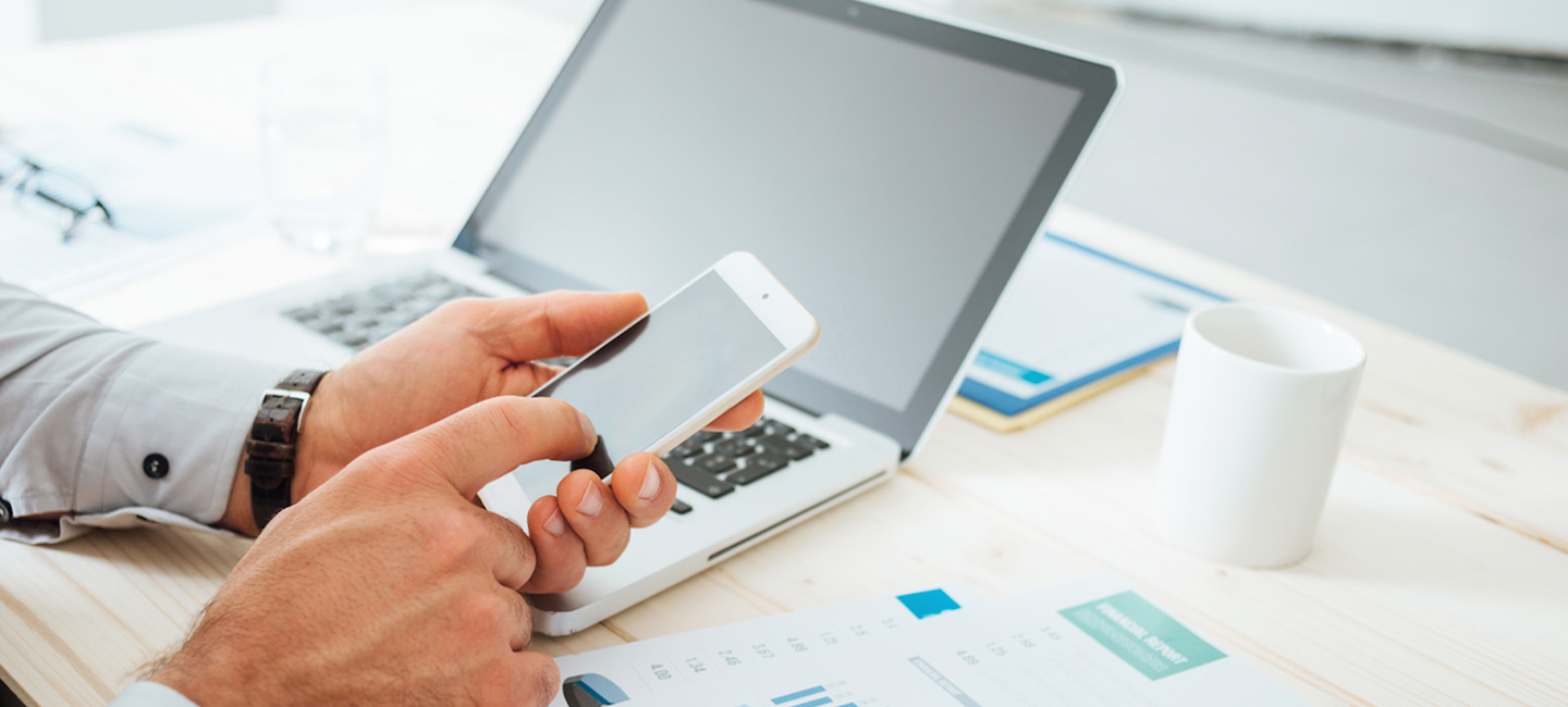 Pessoa a agarrar no telemóvel